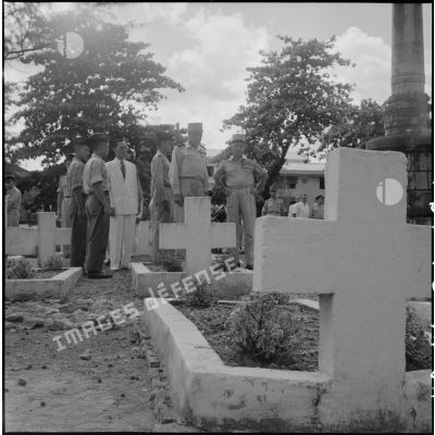 Les autorités civiles et militaires se recueillent sur les tombes de soldats morts au combat en Indochine.