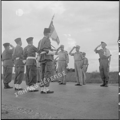 Les autorités militaires au salut devant un régiment de l'artillerie coloniale.