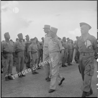 Les autorités militaires passent en revue des troupes du CEFEO (Corps expéditionnaire français en Extrême-Orient).
