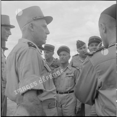 Portrait du général Salan en conversation avec des officiers supérieurs des troupes coloniales.