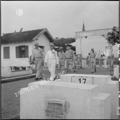 Les autorités militaires au cimetière militaire de Kim Lien.