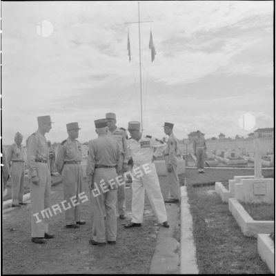 Le général Salan et le général Cogny sont en conversation avec des officiers supérieurs du CEFEO (Corps expéditionnaire français en Extrême-Orient) au cimetière militaire de Kim Lien.