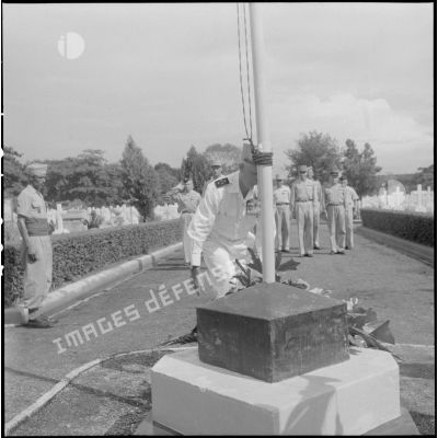 Le général Salan dépose une gerbe de fleurs devant un monument du cimetière militaire de Kim Lien.
