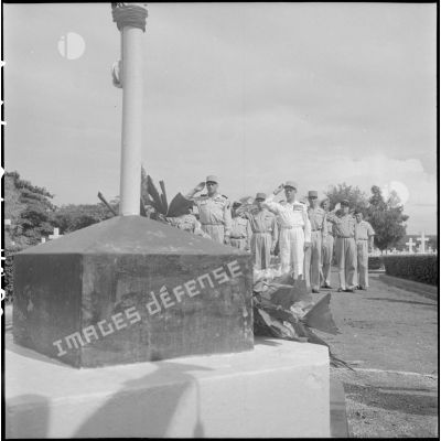 Au cimetière militaire de Kim Lien, le général Salan et le général Cogny  rendent les honneurs aux combattants morts en Indochine.