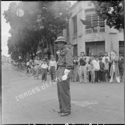Portrait d'homme de l'APVN (Armée populaire vietnamienne)	 dans la rue Paul Bert.