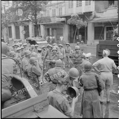 Des éléments de la police militaire française stationnent aux carrefours importants de la ville d'Hanoï pour maintenir l'ordre.