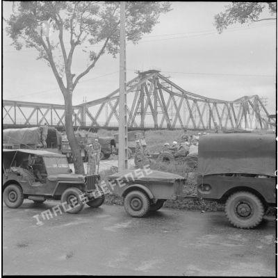 Militaires du CEFEO (Corps expéditionnaire français en Extrême-Orient) devant le pont Paul-Doumer (aujourd'hui Long Biên).