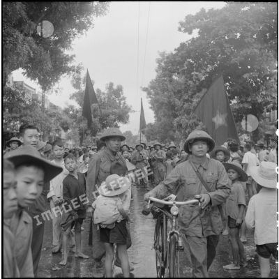 Les troupes mobiles cyclistes de l'APVN (Armée populaire vietnamienne)	 sont les premières à entrer dans la ville d'Hanoï.