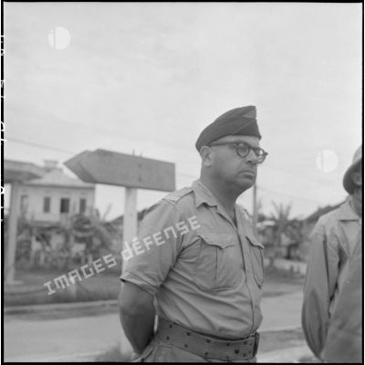 Portrait d'un officier supérieur du 4e RAC (régiment d'artillerie coloniale) responsable de la remise de la base aérienne de Gia Lam au Viêt-minh.