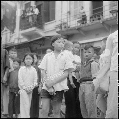 Enfants dans une rue d'Hanoï près du pont Paul-Doumer (aujourd'hui Long Biên).