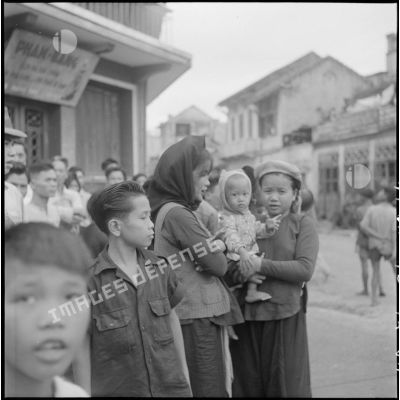 Enfants dans une rue d'Hanoï près du pont Paul-Doumer (aujourd'hui Long Biên).