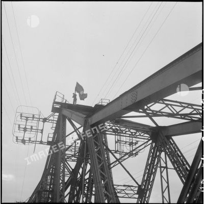 Montée du drapeau Viêt-minh sur le pont Paul-Doumer (aujourd'hui Long Biên).