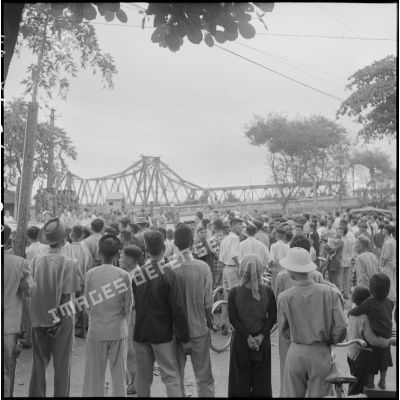 Civils venus assister au passage des soldats Viêt-minh sur le pont Paul-Doumer (aujourd'hui pont Long Biên).