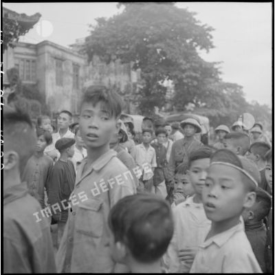 Civils assistant au passage des soldats Viêt-minh sur le pont Paul-Doumer (aujourd'hui pont Long Biên).
