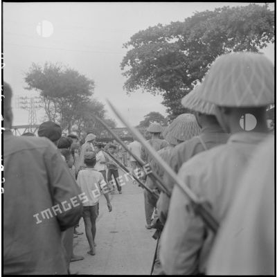 Civils assistant au passage des soldats Viêt-minh.