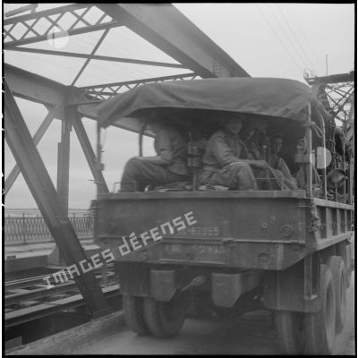 Camion GMC de tirailleurs du CEFEO (Corps expéditionnaire français en Extrême-Orient) franchissant le pont Paul-Doumer (aujourd'hui pont Long Biên).