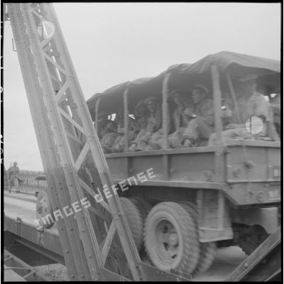 Camion GMC transportant des soldats d'un régiment de Spahis.