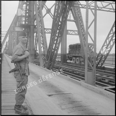 Portrait d'un prévôt équipé d'un pistolet mitrailleur MAT 49 sur le pont Paul-Doumer (aujourd'hui pont Long Biên).