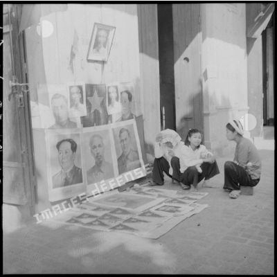 Vente de portraits d'Ho Chi Minh, de Mao Tsé-toung et de Malenkow.