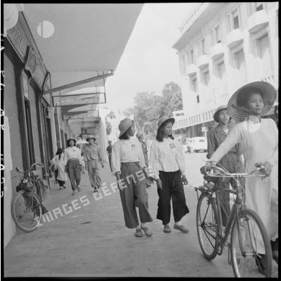 Des femmes soldats de l'APVN (Armée populaire vietnamienne) dans la rue Paul Bert d'Hanoï.