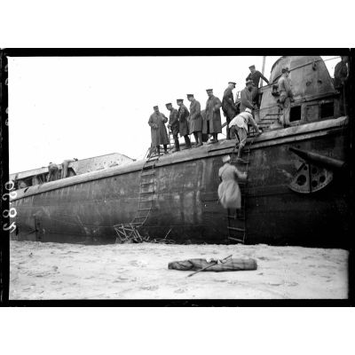 Wissant (Pas de Calais). Le sous-marin allemand UC-61 échoué et détruit par son équipage. [légende d'origine]