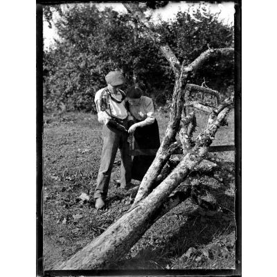 Champcervon (Manche). Le lieutenant Ledraus amputé des deux mains sciant un arbre. [légende d'origine]