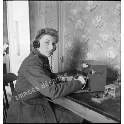 Portrait d'un lieutenant du corps féminin des transmissions lors d'un cours pratique d'enseignement du code Morse dans un centre de formation.