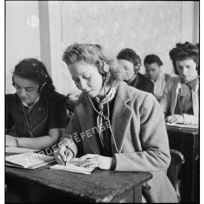 Des élèves lors d'un cours pratique d'enseignement du code Morse dans un centre de formation du corps féminin des transmissions.
