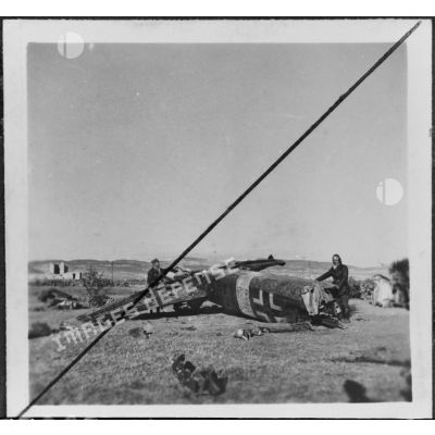 Epave d'un des onze bombardiers Junkers Ju 88 de la Luftwaffe, abattus sur une journée par le groupe de chasse II/5 La Fayette au-dessus du désert tunisien.