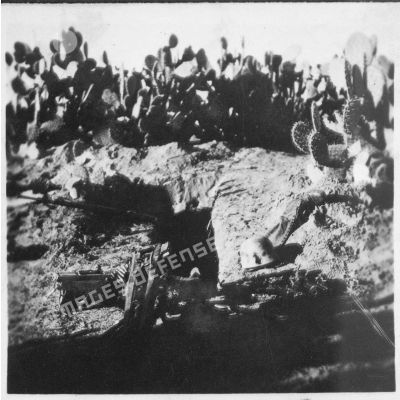 Restes de l'affût d'une mitrailleuse allemande sMG-34 ou sMG-42, détruite aux cours des combats menés par la 2e compagnie du 2e RTA (régiment de tirailleurs algériens) pour reprendre la cote 354,  située dans la région de Fondouk-el-Okbi, djebel-el-Dejiri le 20 janvier 1943.