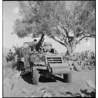 Dans le secteur de Fondouk el-Okbri, des soldats d'un bataillon de chasseurs de chars de la 1re DB (division blindée) du 2e CA (corps d'armée) américain, embarquent à bord de leur canon automoteur M3 GMC, canon de 75 mm monté sur châssis d'half-track M3.
