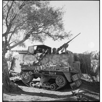 Dans le secteur de Fondouk el-Okbri, à bord d'un automoteur M3 GMC, canon de 75 mm monté sur châssis d'half-track M3 d'un bataillon de chasseurs de chars de la 1re DB (division blindée) du 2e CA (corps d'armée) américain, un soldat sert une mitrailleuse 12,7 mm.