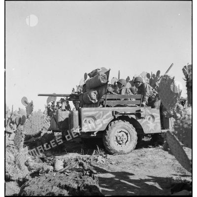 Dans le secteur de Fondouk el-Okbri, un Dodge T214/WC 55 d'un bataillon de chasseurs de chars de la 1re DB (division blindée) du 2e CA (corps d'armée) américain, équipé d'un canon antichar de 37 mm à l'arrière et d'une mitrailleuse légère Browning de 30 mm à l'avant, est en position.
