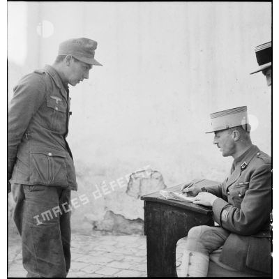 Interrogatoire d'un prisonnier allemand, engagé dans le corps expéditionnaire de l'Afrikakorps, par un chef d'escadrons du 3e RSA (régiment de spahis algériens).