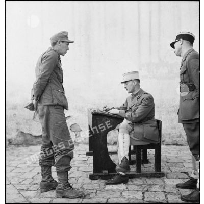 Interrogatoire d'un prisonnier allemand, engagé dans le corps expéditionnaire de l'Afrikakorps, par un chef d'escadrons du 3e RSA (régiment de spahis algériens) de la DMC (Division de marche de Constantine.