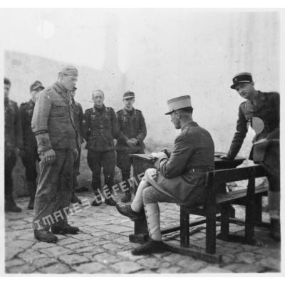 Interrogatoire par un chef d'escadrons du 3e RSA (régiment de spahis algériens) de la DMC (Division de marche de Constantine), d'un prisonnier, caporal de la Luftwaffe, engagé dans le corps expéditionnaire de l'Afrikakorps.