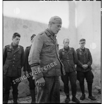 Interrogatoire par un chef d'escadron du 3e RSA (régiment de spahis algériens) de la DMC (Division de marche de Constantine), d'un prisonnier, caporal de la Luftwaffe, engagé dans le corps expéditionnaire de l'Afrikakorps.