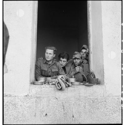 Photographie de groupe de prisonniers italiens emprisonnés.