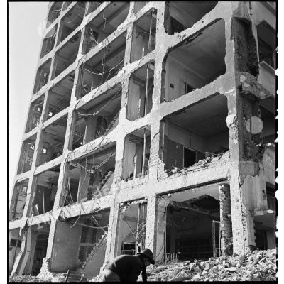 Façade d'un immeuble endommagé de la rue Horace Vernet après un bombardement allemand sur Alger, probablement celui de la nuit du 26 au 27 janvier 1943.