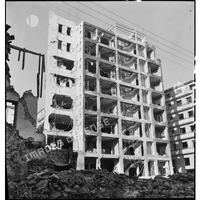 Façade d'un immeuble endommagé de la rue Horace Vernet après un bombardement allemand sur Alger, probablement celui de la nuit du 26 au 27 janvier 1943.