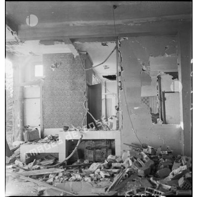 Intérieur d'un appartement endommagé de la rue Horace Vernet après un bombardement allemand sur Alger, probablement celui de la nuit du 26 au 27 janvier 1943.