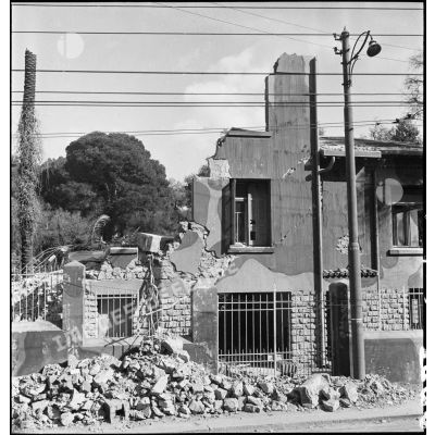 Façade du lycée Fromentin endommagé après un bombardement allemand sur Alger, probablement celui de la nuit du 26 au 27 janvier 1943.