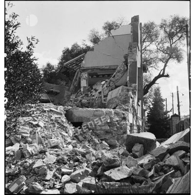 Le lycée Fromentin endommagé après un bombardement allemand sur Alger, probablement celui de la nuit du 26 au 27 janvier 1943.