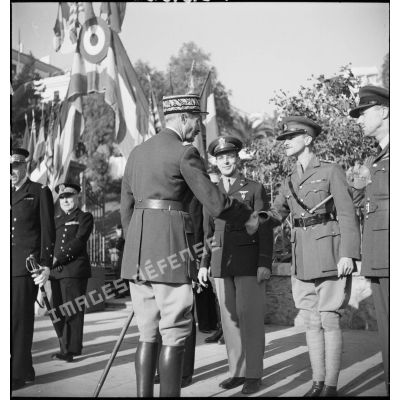 Lors d'une cérémonie franco-anglo-américaine au monument aux morts d'Alger, le général d'armée Henri Giraud, commandant en chef des forces françaises en AFN (Afrique française du Nord) échange une poignée de main avec un général de brigade britannique.