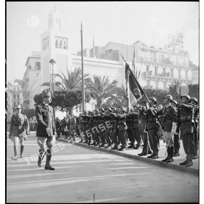 Lors d'une cérémonie franco-anglo-américaine au monument aux morts d'Alger, le général d'armée Henri Giraud, commandant en chef des forces françaises en AFN (Afrique française du Nord) passe une unité française en revue.