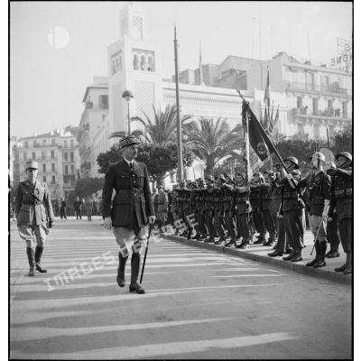 Lors d'une cérémonie franco-anglo-américaine au monument aux morts d'Alger, le général d'armée Henri Giraud, commandant en chef des forces françaises en AFN (Afrique française du Nord) passe une unité française en revue.