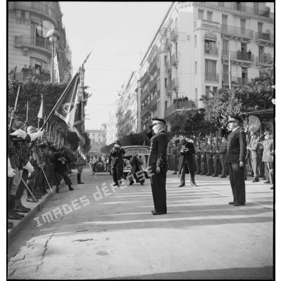 Lors d'une cérémonie franco-anglo-américaine au monument aux morts d'Alger, l'amiral François Darlan, haut-commissaire de France en AFN (Afrique française du Nord) salue le drapeau pendant l'hymne national.