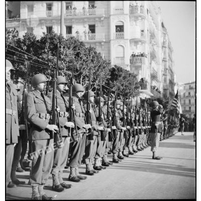 Une unité de l'armée de terre américaine présente les armes lors d'une cérémonie franco-anglo-américaine au monument aux morts d'Alger.