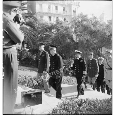 Les autorités militaires se rendent au monument aux morts lors d'une cérémonie franco-anglo-américaine à Alger.