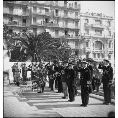 Les autorités militaires saluent pendant la minute de silence au monument aux morts lors d'une cérémonie franco-anglo-américaine à Alger.